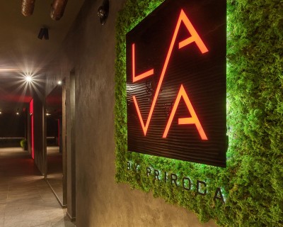 LOGO  и центральный вход в развлекательный комплекс LAVA by PRIRODA