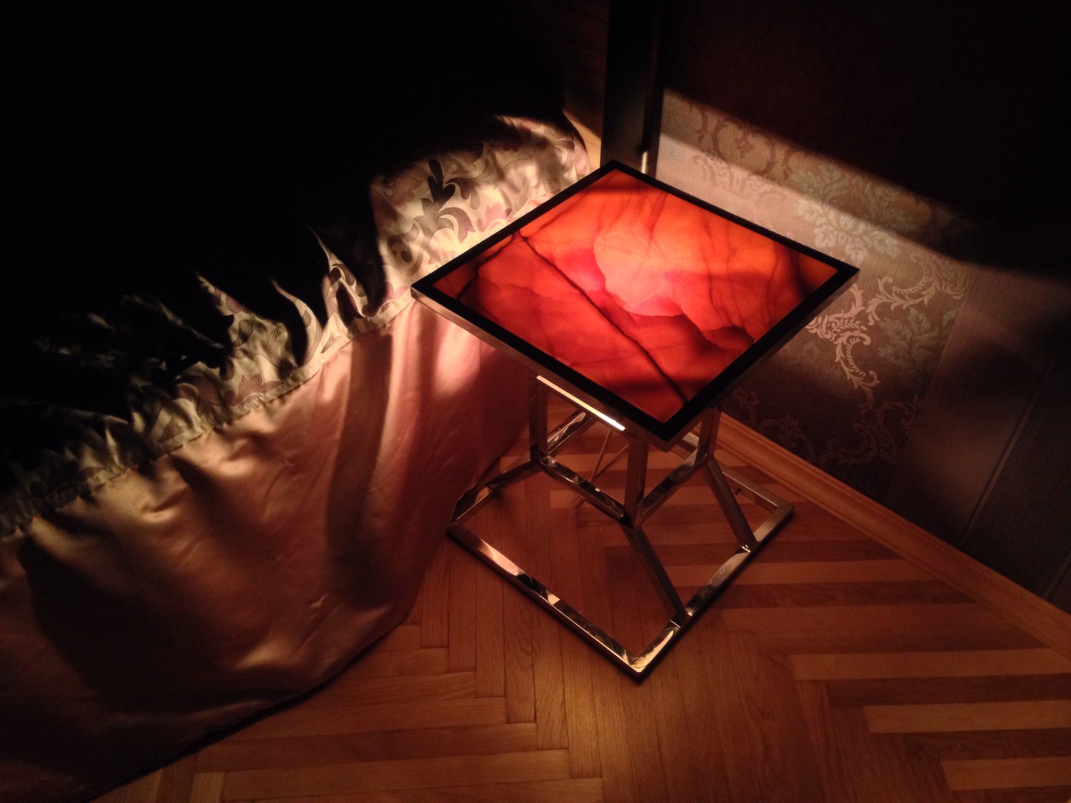 Кофейный-прикроватный столик-светильник "Hourglass" 5
