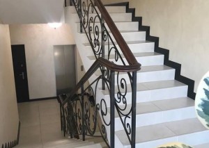 Изготовление ступеней и облицовка лестницы в киевском офисе