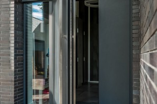 Алюминиевая дверь, интегрированная в стеклянный фасад