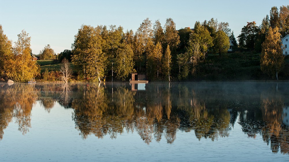 Деревянная плавучая сауна на шведском озере