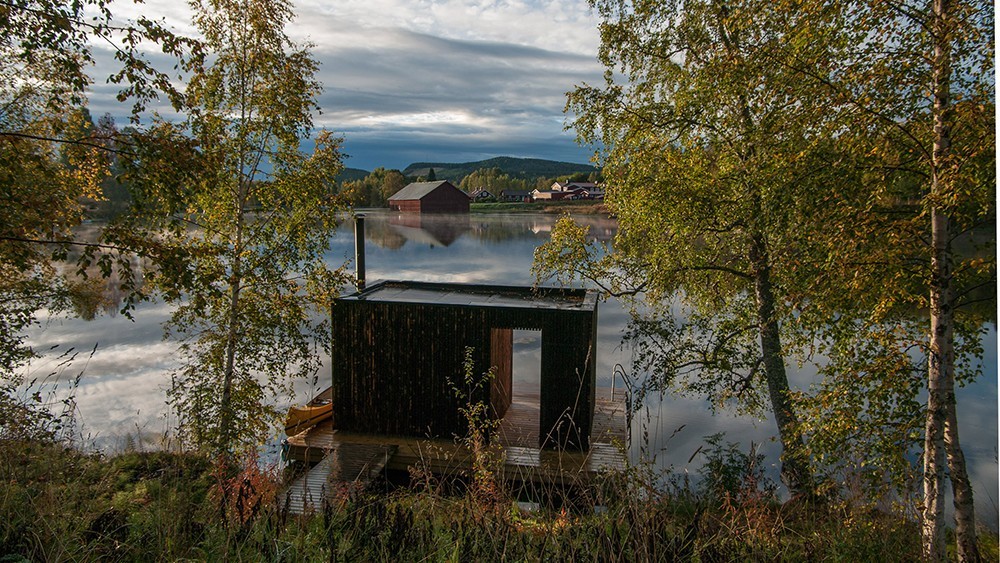 Деревянная плавучая сауна на шведском озере